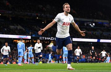 El del todavía delantero de los ‘Spurs’ es uno de los casos más recientes, y es que tras un intenso verano de 2021, en el que el Manchester City hizo todo lo posible por incorporar al delantero inglés, Harry Kane se quedó en Londres. El ‘10’ tenía que volver el lunes 2 de agosto de sus vacaciones después de la Eurocopa pero, tal y como informó ‘Sky Sports’, no apareció por la ciudad deportiva del Tottenham, y es que el inglés ya había expresado su deseo a Daniel Levy de salir. Días después, Kane escribió una carta para los aficionados.