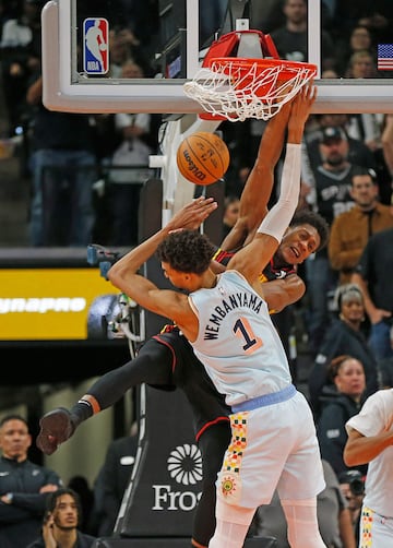 De'Andre Hunter, alero de Atlanta Hawks, machaca sobre Victor Wembanyama, pívot de San Antonio Spurs, para empatar a 120 y llevar el partido a la prórroga.