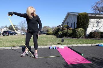  Jamie Benedik es instructora de tres gimnasios en West Islip, un barrio del condado de Suffolk en el estado estadounidense de Nueva York, durante estos días ha visto como han cerrado todos los recintos deportivos donde trabaja debido a la pandemia del Co