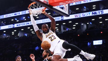 LeBron James realiza un mate en el partido de los Lakers contra los Nets. Acabó con 40 puntos.