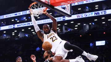 LeBron James realiza un mate en el partido de los Lakers contra los Nets. Acab¨® con 40 puntos.