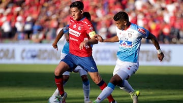 Germán Cano ante Rafael Pérez en la final de la Liga Águila II- 2018.