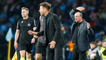 Los entrenadores Rafa Benítez y Diego Pablo Simeone, durante el partido entre el Celta y el Atlético de Madrid disputado en Balaídos.