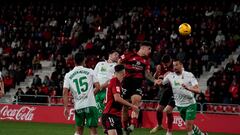 Rubén Sánchez cabecea fuera una buena ocasión del Mirandés.