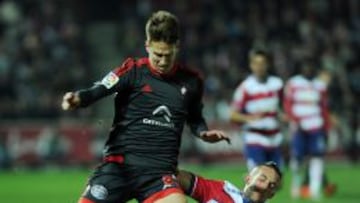 Josep Se&ntilde;&eacute; pelea un bal&oacute;n con Cristiano Biraghi durante el Granada - Celta de Vigo de Liga BBVA