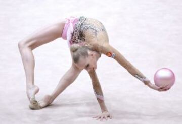 Yana Kudryavtseva durante el ejercicio de pelota en los campeonatos de Europa de gimnasia rítmica