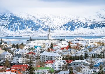 Islandia, un país insular europeo, tiene la democracia parlamentaria más antigua del mundo. Se denomina Alþingi cuya fundación tuvo lugar en 930 en la región de Thingvellir.