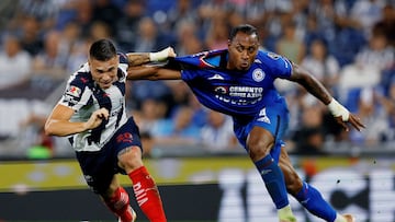 Uros Djurdjevic disputando el balón con Willer Ditta REUTERS