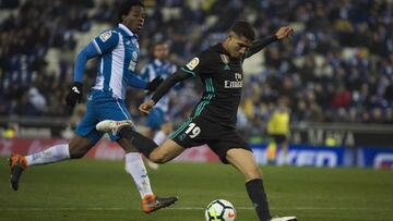 Achraf Hakimi golpea el bal&oacute;n durante el partido de Liga Santander entre el Espanyol y el Real Madrid.