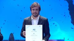 Fernando Alonso recogiendo su segunda placa de miembro del &#039;Hall of Fame&#039; de la FIA en Par&iacute;s.