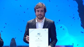 Fernando Alonso recogiendo su segunda placa de miembro del &#039;Hall of Fame&#039; de la FIA en Par&iacute;s.