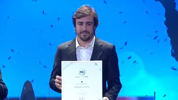 Fernando Alonso recogiendo su segunda placa de miembro del 'Hall of Fame' de la FIA en París.