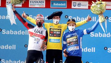 Primoz Roglic posa junto a Tadej Pogacar y Jonas Vingegaard en el podio final de la Vuelta al País Vasco 2021.