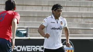 <b>POSESIÓN. </b>Banega se divirtió y mandó en su regreso a los terrenos de juego ayer ante el Ribarroja.