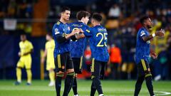 VILLARREAL, SPAIN - NOVEMBER 23: Cristiano Ronaldo of Manchester United bumps fists with team mate Jadon Sancho prior to the UEFA Champions League group F match between Villarreal CF and Manchester United at Estadio de la Ceramica on November 23, 2021 in 