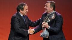 Platini y Nilsson, con el trofeo.