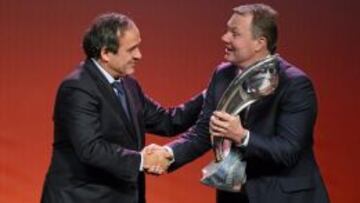 Platini y Nilsson, con el trofeo.