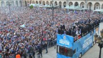 El autobús del Deportivo celebrando el ascenso en María Pita.