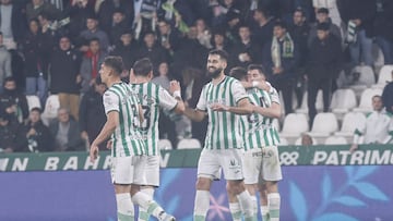 Los jugadores del Córdoba celebran el primer gol ante el Burgos
