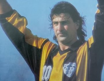 Mario Kempes cerró su carrera jugando por Fernández Vial