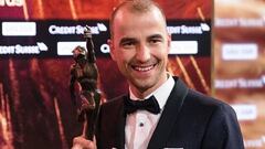 Nino Schurter posa con el premio al Deportista Suizo del A&ntilde;o 2018.