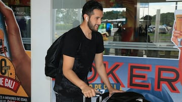 Camilo Vargas llega al aeropuerto de Cali. El arquero será nuevo arquero del Deportivo Cali