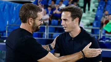 GETAFE (C.A. DE MADRID), 24/08/2024.- El entrenador del Rayo, Iñigo Pérez (d), saluda al entrenador del Getafe, José Bordalás (i), momentos antes del partido de la segunda jornada de Liga disputado este sábado entre el Getafe y el Rayo Vallecano en el estadio Coliseum. EFE/Sergio Pérez