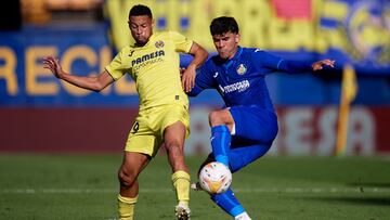 VILLARREAL, SPAIN - NOVEMBER 07: Carles Alena of Getafe CF battles for possession with Francis Coquelin of Villarreal CF during the La Liga Santander match between Villarreal CF and Getafe CF at Estadio de la Ceramica on November 07, 2021 in Villarreal,