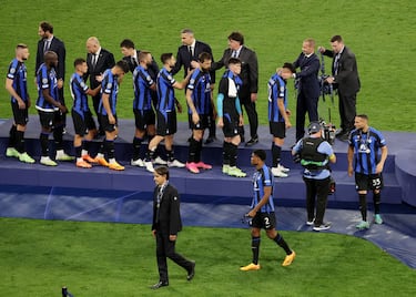 Los jugadores del Inter de Milán recogiendo el premio de consolación.