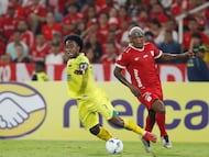 AME566. CALI (COLOMBIA), 05/03/2026.- Marlon Torres (d) de América disputa el balón con Kevin Londoño de Bucaramanga este jueves, durante un partido de la primera fase de la Copa Sudamericana entre América y Bucaramanga en el estadio Pascual Guerrero en Cali (Colombia). EFE/ Ernesto Guzmán