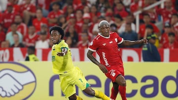 AME566. CALI (COLOMBIA), 05/03/2026.- Marlon Torres (d) de América disputa el balón con Kevin Londoño de Bucaramanga este jueves, durante un partido de la primera fase de la Copa Sudamericana entre América y Bucaramanga en el estadio Pascual Guerrero en Cali (Colombia). EFE/ Ernesto Guzmán