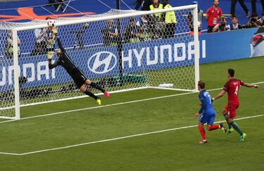 Portugal se enfrentaba a la anfitriona de la Eurocopa, Francia. Rui Patricio paró varias ocasiones clarísimas, pero en especial un cabezazo de Griezmann en el que tuvo que emplearse a fondo para desviar el balón fuera de su portería. En la prórroga, Éder marcó el único tanto del partido, logrando el primer gran título para los lusos. La atajada fue tan importante que en marzo de 2017 pusieron una estatua de la estirada del portero portugués en la entrada de la zona deportiva de Leiria, de donde es originario el guardameta.