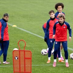 Riquelme, carrilero, Lino, interior, y Memphis-Griezmann, en ataque