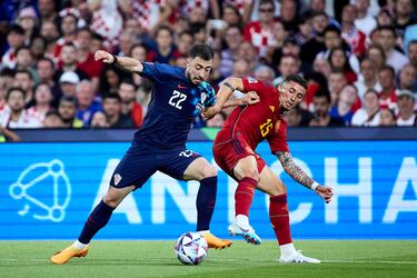 Juranovic y Yeremy Pino ante un balón dividido.
