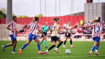 Graham Hansen, conduciendo un balón frente a Medina en el Atlético - Barcelona de Liga F disputado en Alcalá.