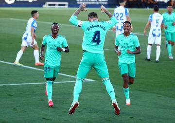 ¡¡MARCA RAMOS!! ¡Isco colgó la falta al corazón del área y el capitán blanco remató muy solo de cabeza para batir a Cuéllar!