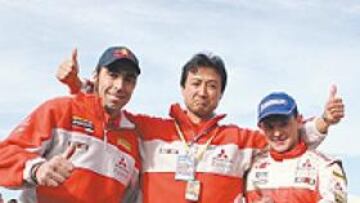 <b>DE VISITA. </b>Roma, piloto Mitsubishi en el próximo Dakar, con Torii y Solá en Cataluña.