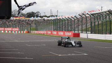 Mercedes AMG Petronas F1 Team's German driver Nico Rosberg reacts as he crosses the finish line to win the Formula One Japanese Grand Prix at the Suzuka Circuit on October 9, 2016. / AFP PHOTO / POOL / YUYA SHINO