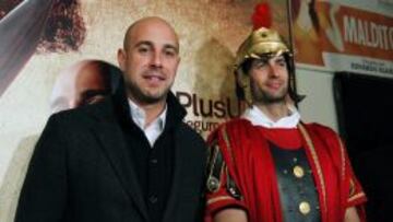 El portero de la selección española y del Liverpool, Pepe Reina, posa durante la presentación del corto 'Invictus, el correo del César', que él protagoniza y que dirige Javier Fesser.