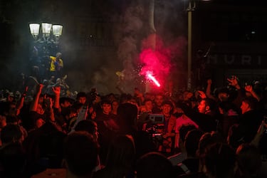 Los aficionados del Barcelona celebran en su rincón sagrado, la Fuente de Caneletes, el vigesimoséptimo título de Liga.