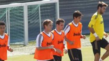 <b>TITULAR. </b>Mendes (izq.) se ejercita junto a Álex y Nacho.