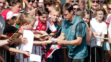 Nicolás Tagliafico firma autógrafos a unos aficionados.