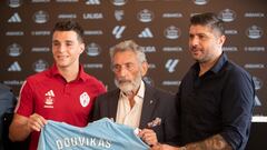 El delantero griego Tasos Douvikas posa con el presidente Carlos Mouriño y con su agente durante su presentación como nuevo jugador del Celta.