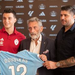 Douvikas: “Tengo ganas de aprender de Aspas”