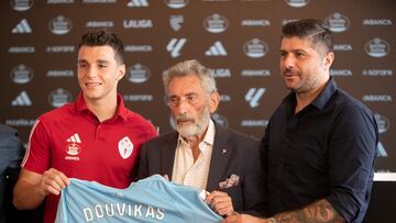 El delantero griego Tasos Douvikas posa con el presidente Carlos Mouri?o y con su agente durante su presentaci¨®n como nuevo jugador del Celta.