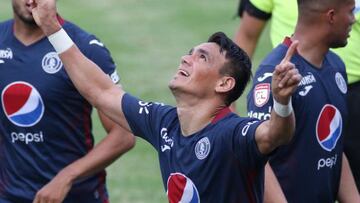 AME9642. TEGUCIGALPA (HONDURAS), 15/05/2022.- Roberto Moreira de Motagua celebra un gol ante Olimpia, durante un partido de la Liga Nacional de Fútbol Profesional, hoy, en Tegucigalpa (Honduras). EFE/ Humberto Espinoza
