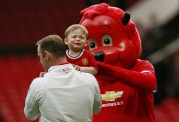 Wayne Rooney con su hijo Klay tras el partido.