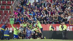 12/05/19 PARTIDO PRIMERA DIVISION
  Girona -  Levante 
 Los jugadores del Levante  celebrando la permanencia con sus seguidores aficion 
 
  
 