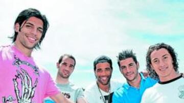 <b>A POR EL TRIUNFO. </b>Lafita, Pablo Alvarez, Bodipo, Riki y Guardado unen sus manos para lograr hoy un triunfo frente al Barça.