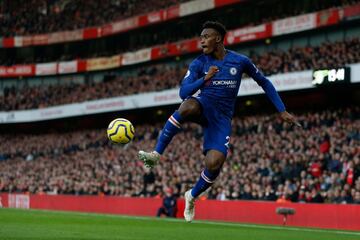 La gran perla del Chelsea ya despuntó a finales de la temporada pasada y esta ha sido la de su consagración. Este atacante de 19 años ya ha debutado con la selección inglesa, con la que ha jugado tres encuentros y en el Chelsea ha hecho grandes números este curso, en el que ha anotado cuatro goles y ha dado seis asistencias. Está valorado en 35 millones de euros.
